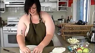 BBW bakes apple pie and thenSUPRISE ! 1
