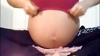 9 bulan Preggo Greasing Tummy and Milking Tits