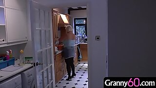 Nenek datang ke rumah setelah seharian berbelanja dan menemukan penyusup bertopeng di rumah!