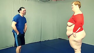 Tinggi Rusia Wanita Gemuk dengan pantat besar dengan selulit mendapat penis oleh si kecil