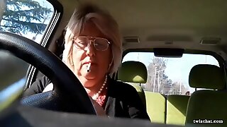 Itali Nenek masturbasi di mobilnya